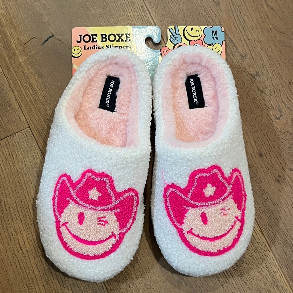 NWT Joe Boxer Women’s Slippers with Pink Smiley Design